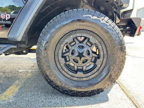 Used 2019 Jeep Wrangler Unlimited Rubicon w/ Cold Weather Group AWD/4WD image 13