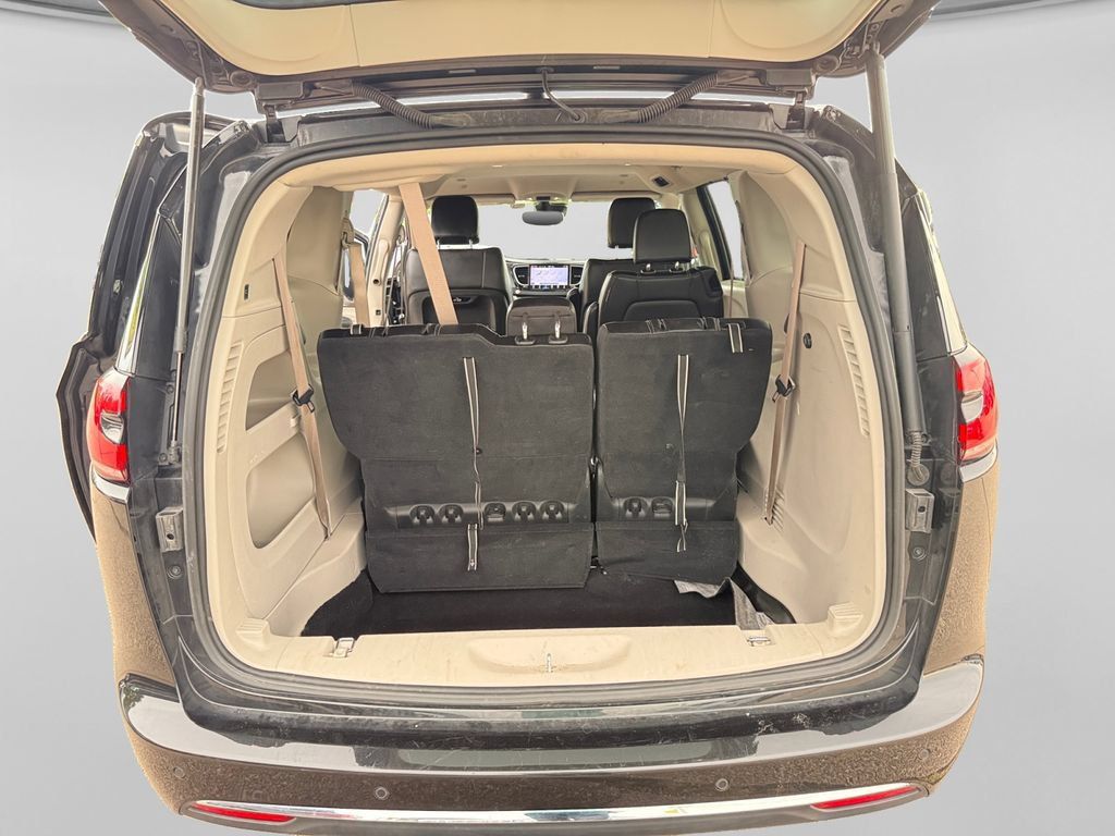 Used 2023 Chrysler Pacifica Touring-L FWD image 38
