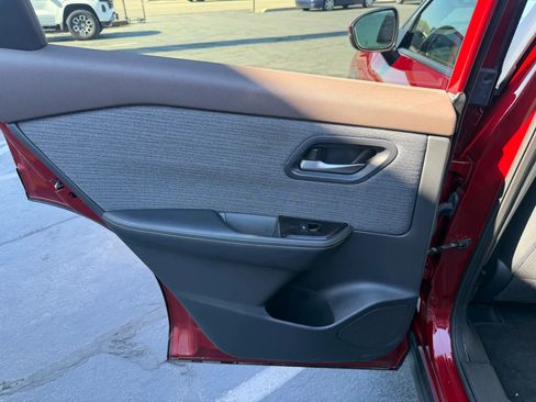 Used 2023 Nissan Rogue SV image 12