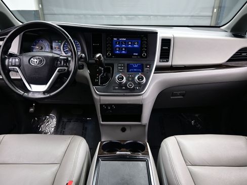 Used 2020 Toyota Sienna XLE FWD image 16