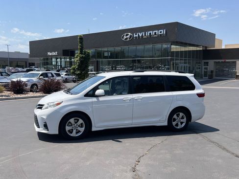 Used 2018 Toyota Sienna LE w/ Carpet Mat Package FWD image 1