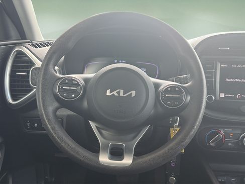 Used 2023 Kia Soul LX w/ LX Technology Package FWD image 9