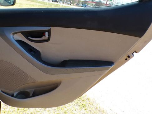 Used 2014 Hyundai Elantra SE image 22