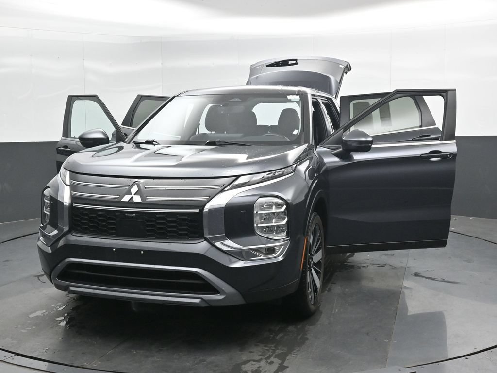 Used 2025 Mitsubishi Outlander AWD image 47