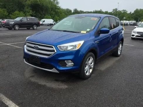 Used 2017 Ford Escape SE w/ SE Cold Weather Package AWD/4WD image 3