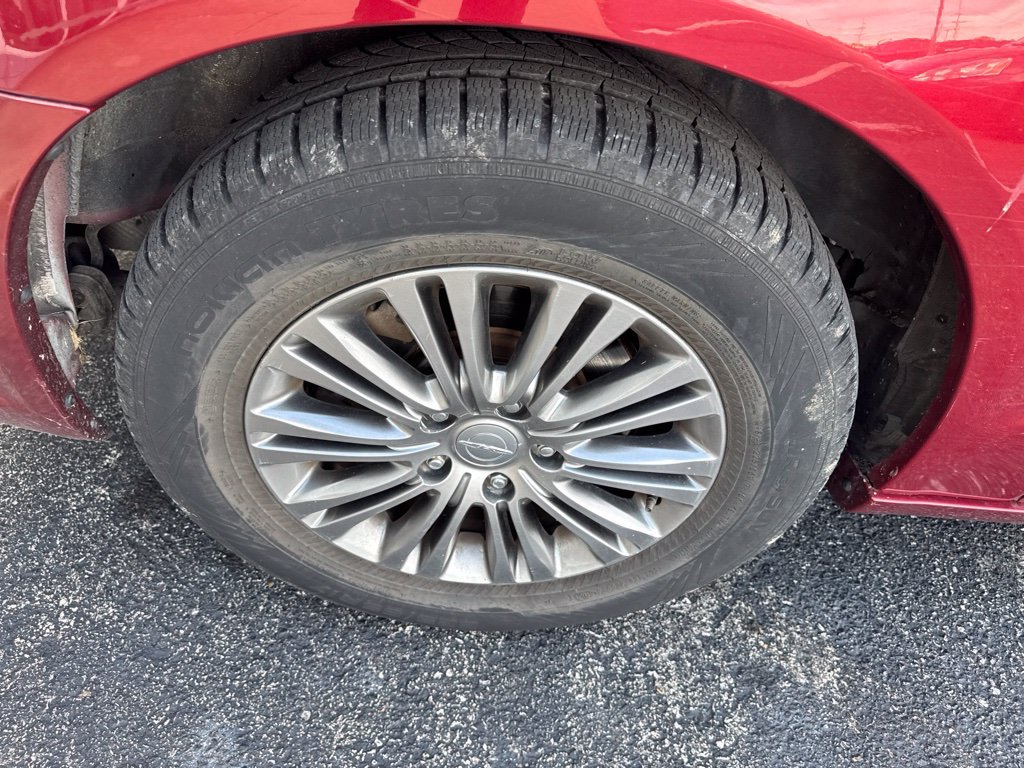 Used 2014 Chrysler Town & Country Touring-L FWD image 7