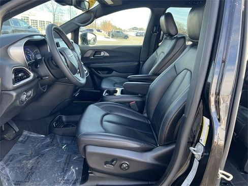 Used 2025 Chrysler Pacifica Select image 3