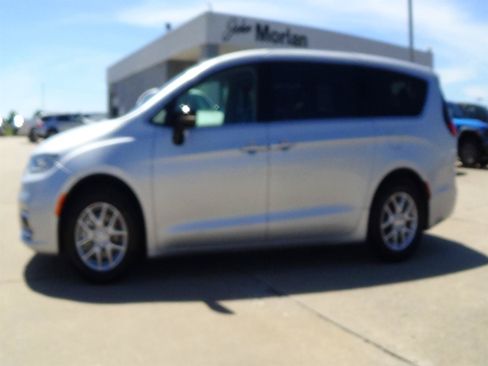 Certified 2024 Chrysler Pacifica Touring-L FWD image 1