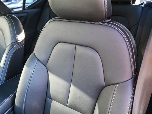 Used 2025 Volvo XC40 B5 Plus image 27