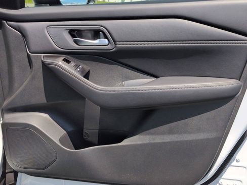 Used 2025 Nissan Rogue SV w/ SV Premium Package FWD image 33