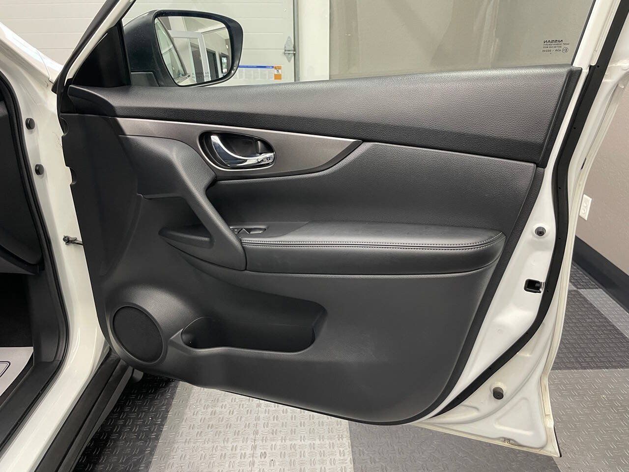 Used 2015 Nissan Rogue SV FWD image 22
