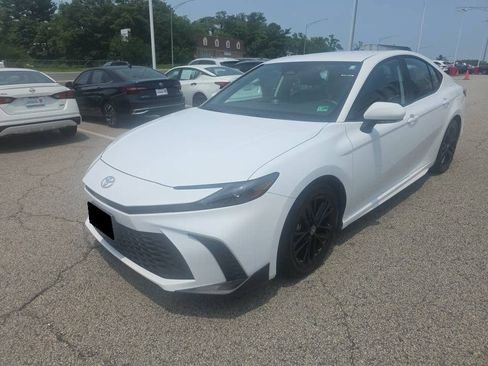 Used 2025 Toyota Camry SE w/ Convenience Package FWD image 1