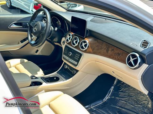 Used 2020 Mercedes-Benz GLA 250 4MATIC w/ Premium Package image 19