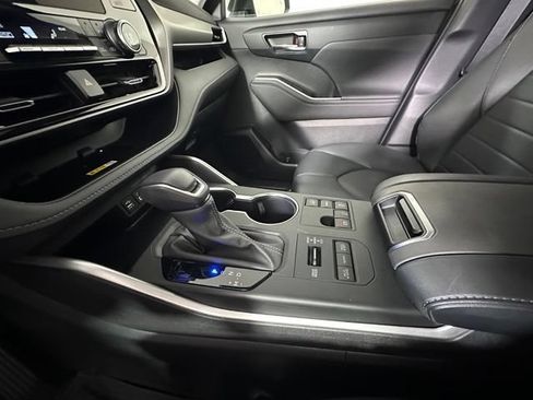 Used 2024 Toyota Highlander XLE AWD/4WD image 32