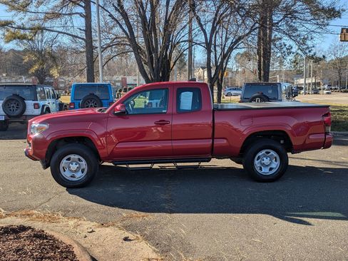 Used 2018 Toyota Tacoma SR image 8