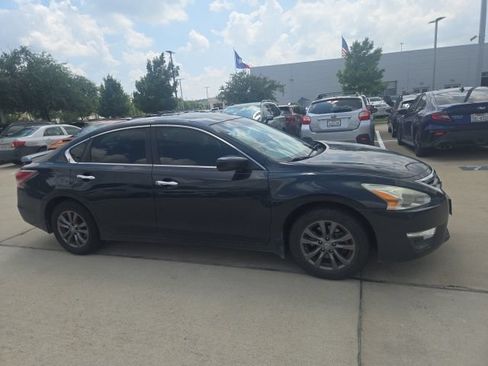 Used 2015 Nissan Altima 2.5 S w/ Sport Value Package FWD image 2