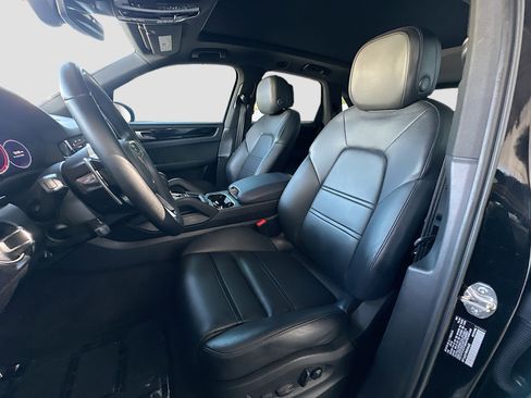 Used 2022 Porsche Cayenne image 22