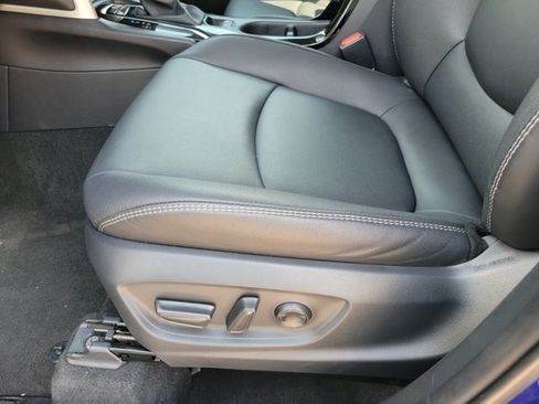 Used 2025 Toyota Corolla Cross XLE AWD/4WD image 6