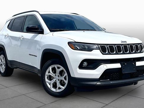 Used 2024 Jeep Compass Latitude AWD/4WD image 3