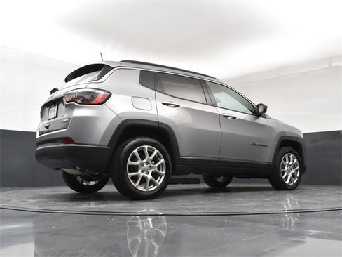 Used 2022 Jeep Compass Latitude image 24