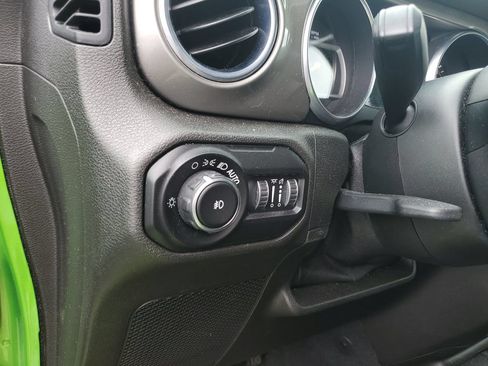 Used 2018 Jeep Wrangler Unlimited Sahara w/ Uconnect 4C Nav & Sound Group AWD/4WD image 19