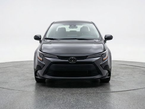 Used 2025 Toyota Corolla LE image 2