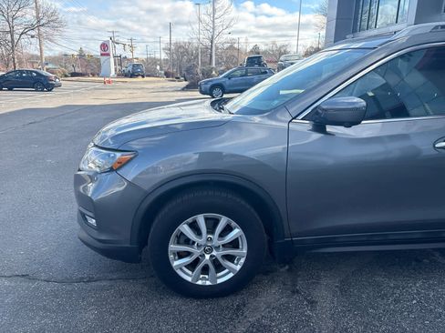 Used 2017 Nissan Rogue SV w/ SV Premium Package image 3