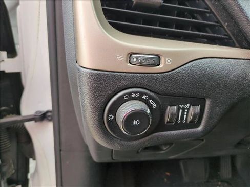 Used 2016 Jeep Cherokee Latitude AWD/4WD image 9