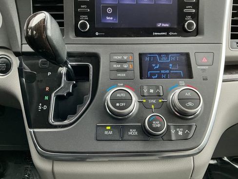 Used 2018 Toyota Sienna L image 8