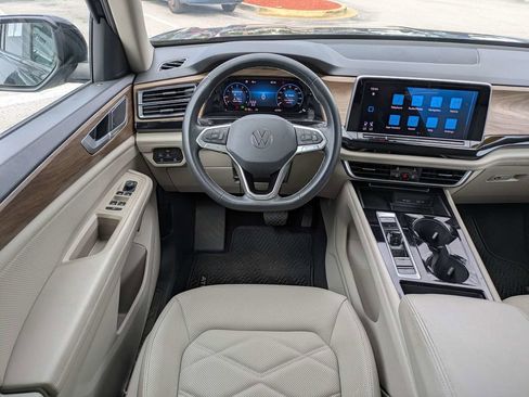 Used 2024 Volkswagen Atlas SE w/ Panoramic Sunroof Package FWD image 21