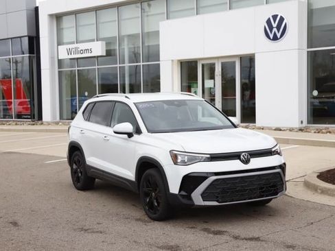 Used 2025 Volkswagen Taos SE w/ Black Wheel Package FWD image 1
