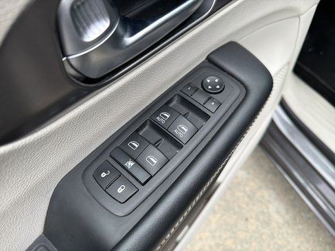 Used 2023 Chrysler Pacifica Touring-L image 10