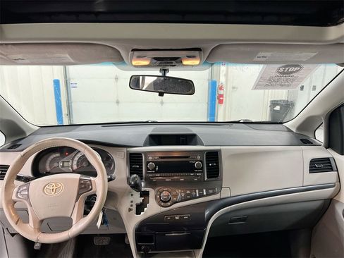 Used 2011 Toyota Sienna SE image 10