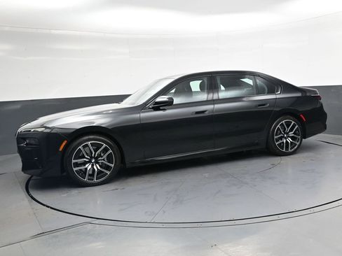 Used 2025 BMW 760i xDrive w/ Luxury Rear Seating Package image 7