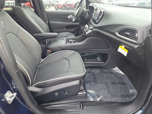 Used 2025 Chrysler Pacifica Limited w/ Uconnect Theater Family Group image 7