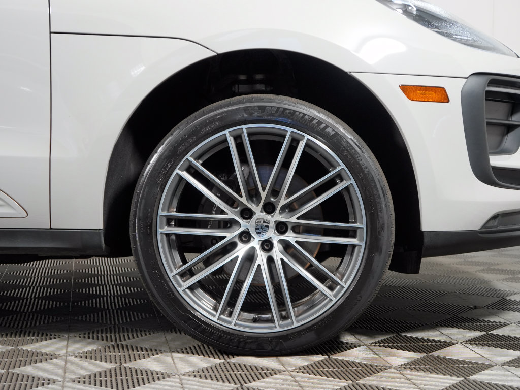 Certified 2023 Porsche Macan AWD/4WD image 16