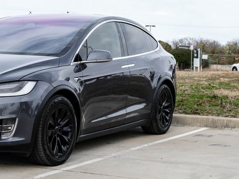 Used 2018 Tesla Model X 75D image 9