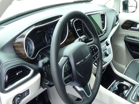 Certified 2024 Chrysler Pacifica Limited AWD/4WD image 23