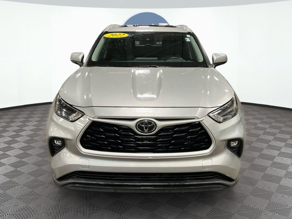 Used 2022 Toyota Highlander XLE FWD image 2