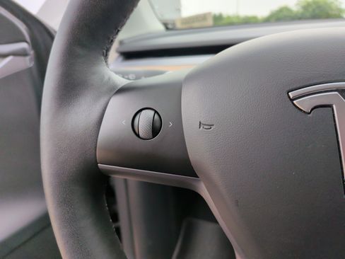 Used 2024 Tesla Model Y 2WD image 18