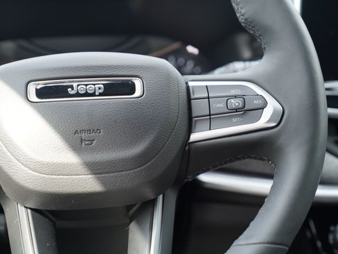 Used 2025 Jeep Compass Latitude w/ Sun & Sound Group AWD/4WD image 19