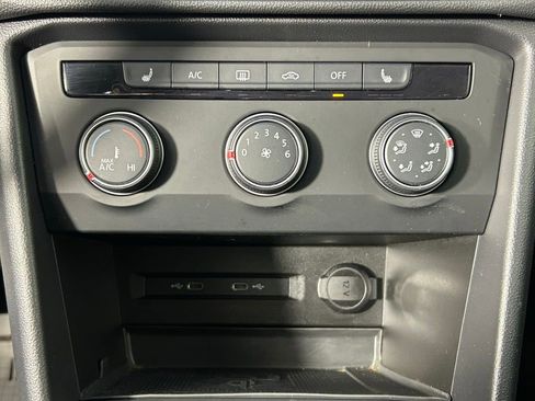 Used 2022 Volkswagen Taos SE w/ Panoramic Sunroof Package FWD image 19