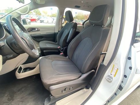 Used 2022 Chrysler Voyager LX image 13