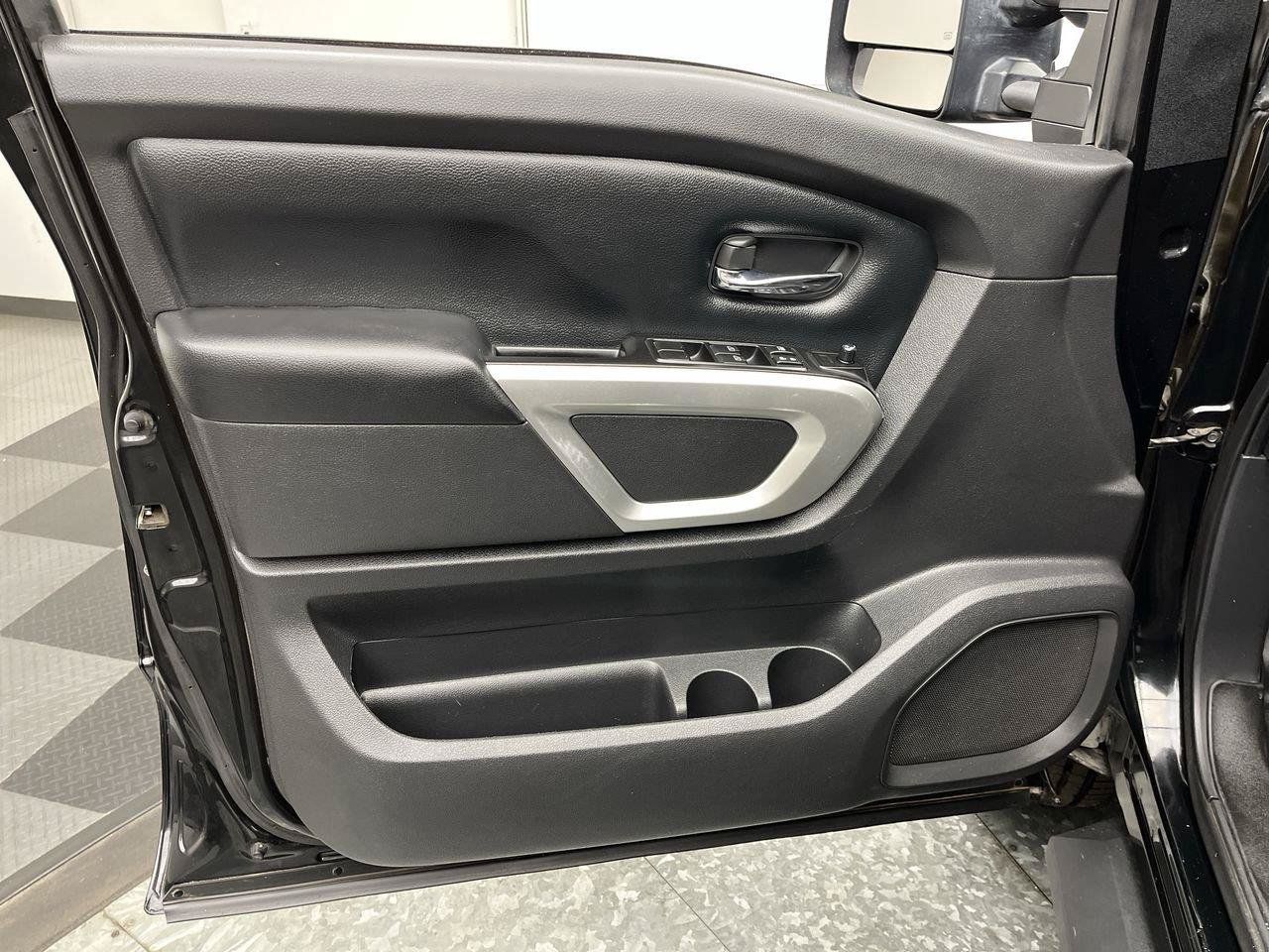 Used 2019 Nissan Titan SV AWD/4WD image 7