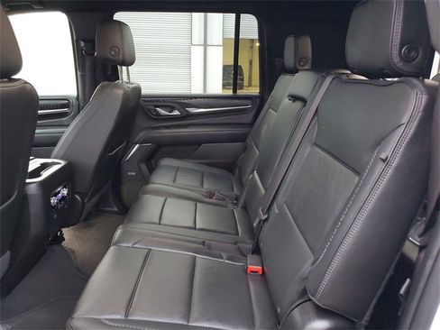 Used 2022 GMC Yukon XL Denali image 10