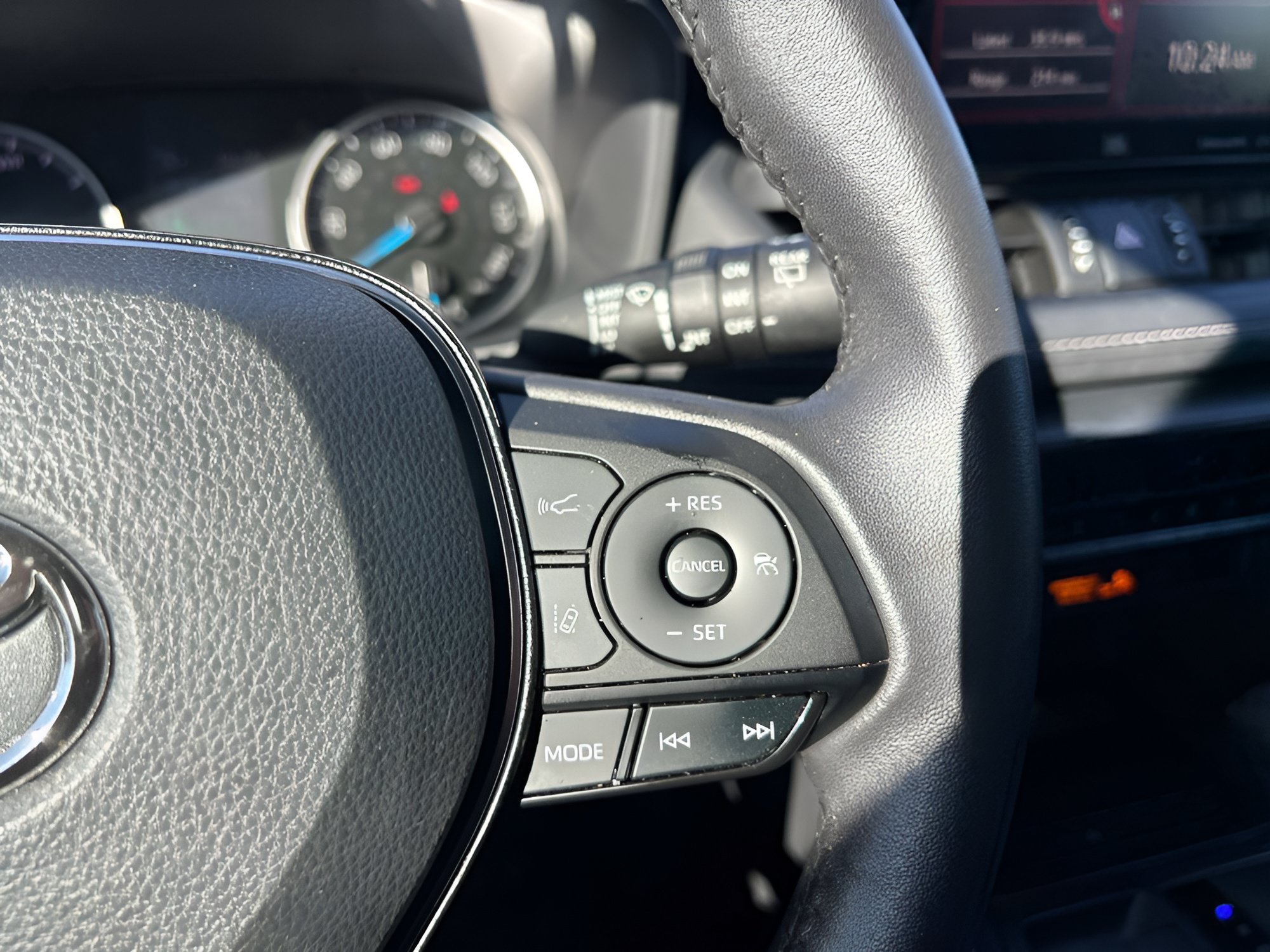Used 2021 Toyota RAV4 XLE Premium AWD/4WD image 27