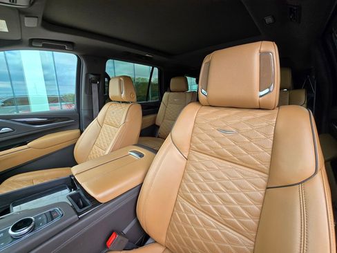 Used 2024 Cadillac Escalade Sport image 11