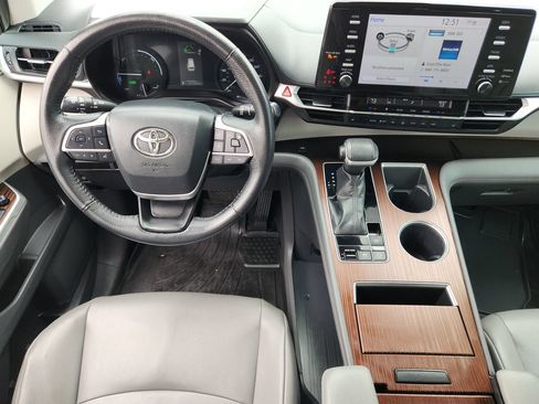 Used 2021 Toyota Sienna XLE FWD image 28