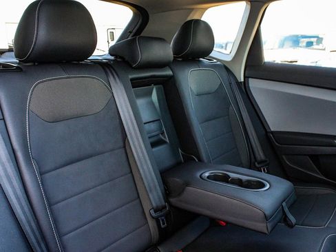 Used 2023 Volkswagen Taos SE w/ Panoramic Sunroof Package image 38