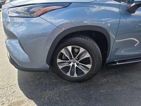 Used 2022 Toyota Highlander XLE AWD/4WD image 2